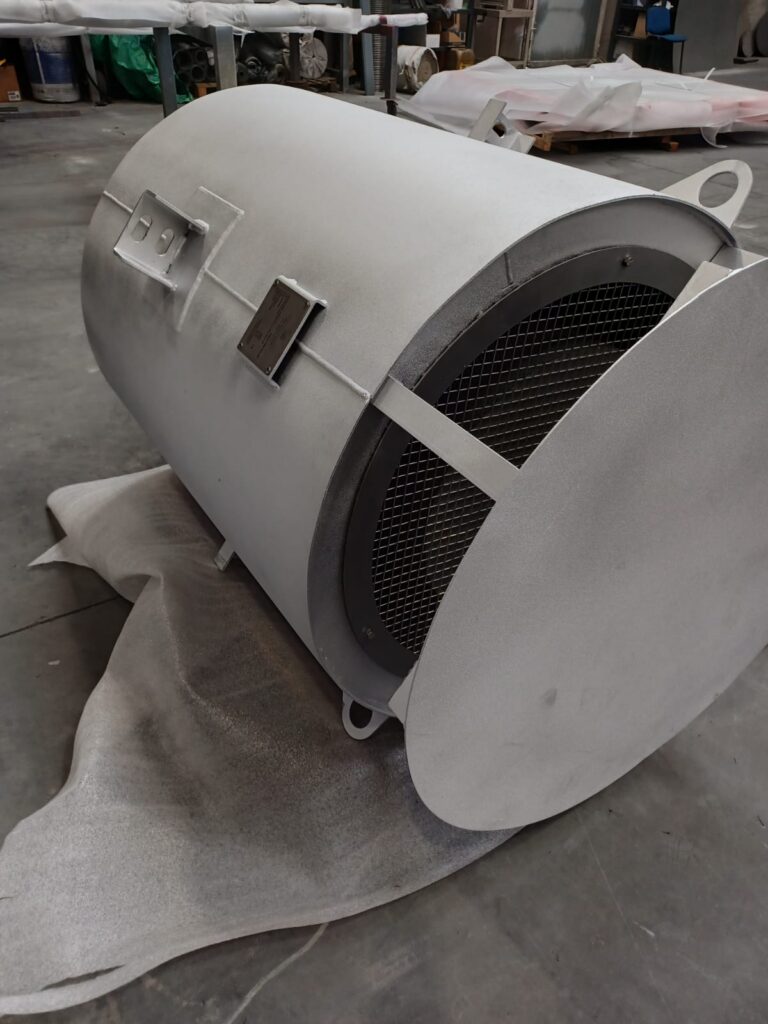 Silencieux de décharge vapeur avec grille anti-oiseaux, anneaux de levage et corps préparé pour extérieur