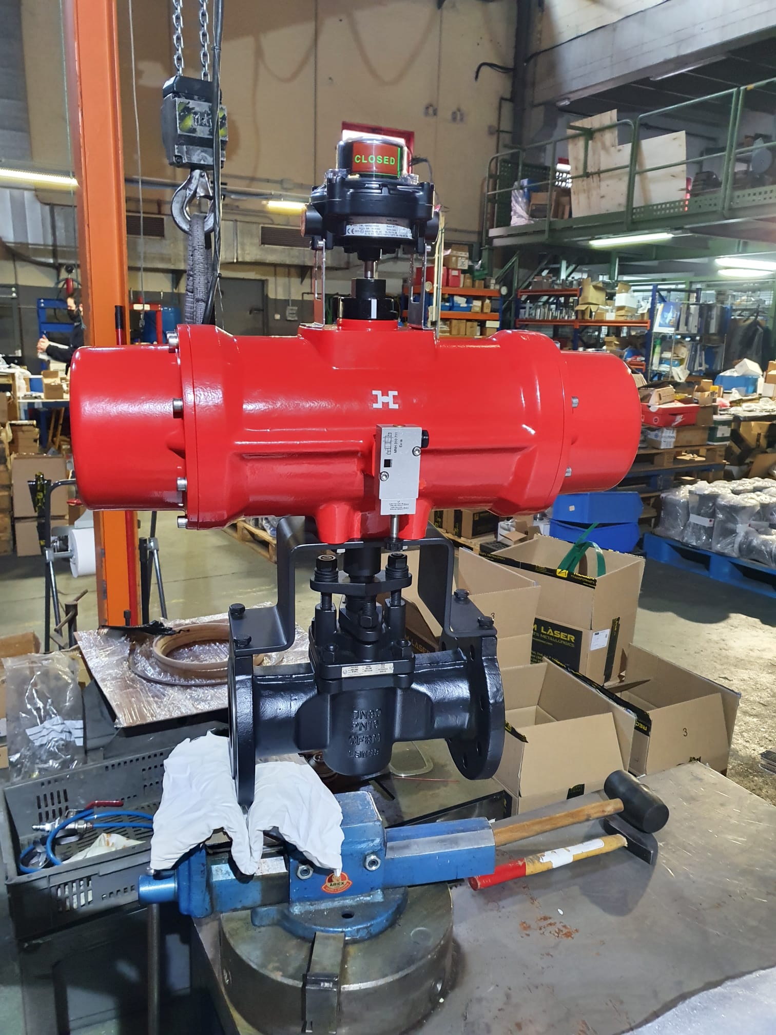 Robinet à tournant conique automatisé avec actionneur pneumatique rouge à rappel par ressort et boîtier de fins de course